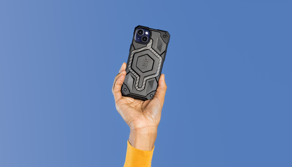 Een telefoon die in de lucht wordt gehouden.