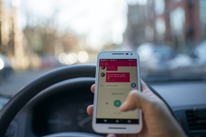 Onderzoek: zoveel Nederlanders gebruiken hun smartphone in het verkeer