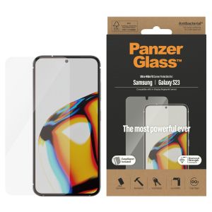 PanzerGlass Ultra-Wide Fit Anti-Bacterial Screenprotector incl. applicator Samsung Galaxy S23 - Zwart