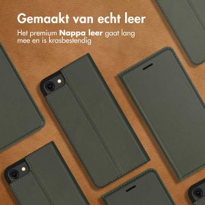 Accezz Premium Leather Slim Bookcase iPhone SE (2022 / 2020) / 8 / 7 / 6(s) - Groen