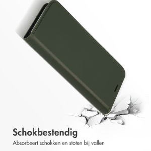 Accezz Premium Leather Slim Bookcase iPhone 12 (Pro) - Groen