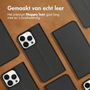 Accezz Premium Leather Slim Bookcase iPhone 13 Pro - Zwart