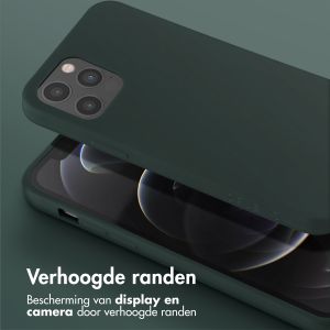 Selencia Siliconen hoesje met afneembaar koord iPhone 12 (Pro) - Donkergroen