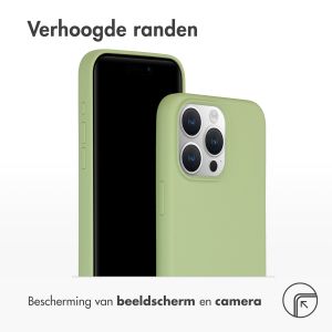 Accezz Liquid Silicone Backcover met MagSafe iPhone 15 Pro Max - Groen
