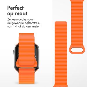 iMoshion Siliconen magnetisch bandje Apple Watch Series 1-9 / SE - 38/40/41 mm - Oranje / Zwart