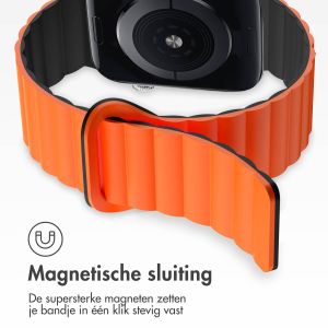 iMoshion Siliconen magnetisch bandje Apple Watch Series 1-9 / SE - 38/40/41 mm - Oranje / Zwart