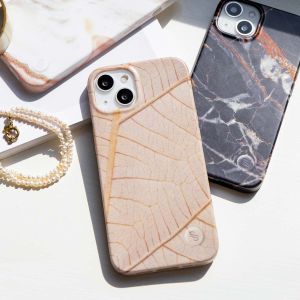 Selencia Aurora Fashion Backcover iPhone 13 - Duurzaam hoesje - 100% gerecycled - Earth Leaf Beige