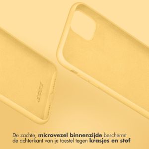 Accezz Liquid Silicone Backcover iPhone 13 - Geel
