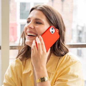 Accezz Liquid Silicone Backcover iPhone 12 (Pro) - Rood