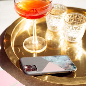 iMoshion Design hoesje iPhone 13 - Marmer - Roze / Zwart