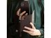 Selencia Tierra Uitneembare Slang Clutch Samsung Galaxy S10 - Zwart