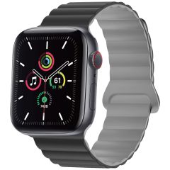 iMoshion Siliconen magnetisch bandje Apple Watch Series 1-9 / SE / Ultra (2) - 42/44/45/49 mm - Zwart / Grijs