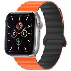 iMoshion Siliconen magnetisch bandje Apple Watch Series 1-9 / SE / Ultra (2) - 42/44/45/49 mm - Oranje / Zwart