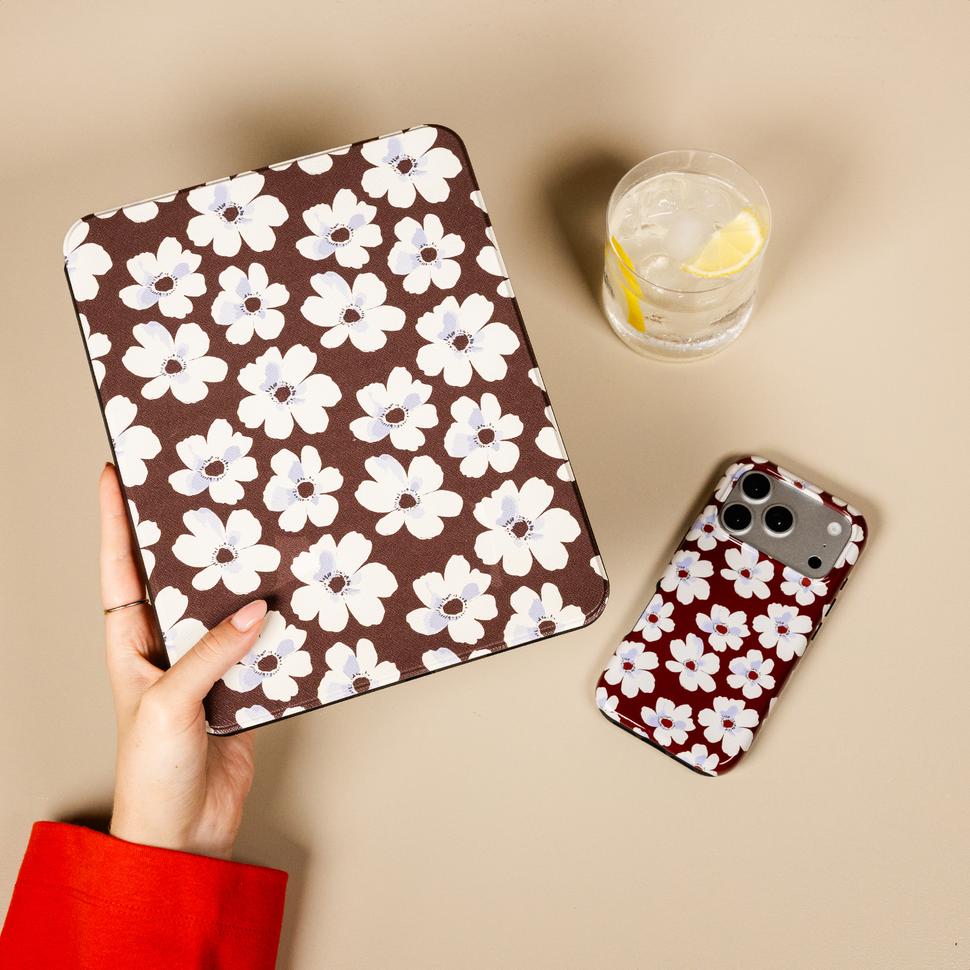 Selencia Vivid tablethoes voor de Apple iPad Air 11 inch (2026) M4 / (2025) M3 / (2024) M2 / Air 5 (2022) / Air 4 (2020) - Choco Flower Pop