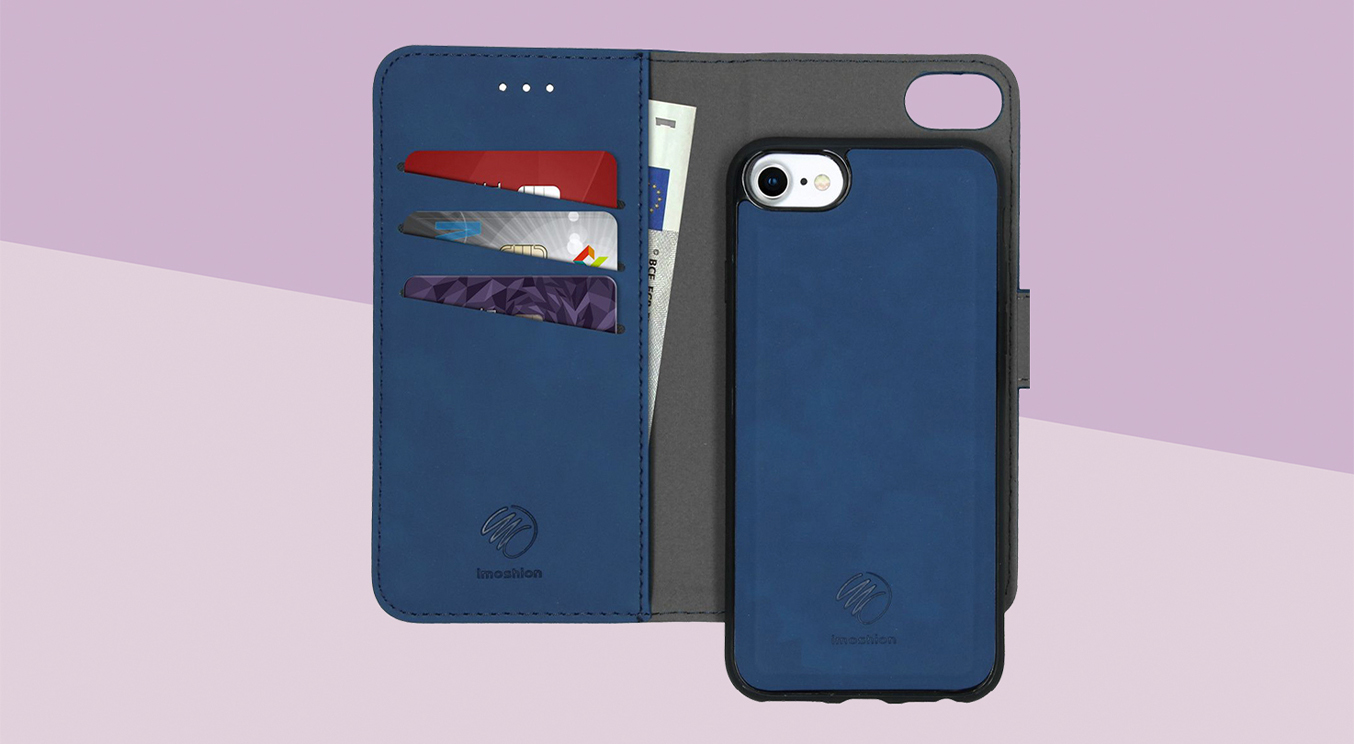Een donkerblauwe 2-in-1 telefoonhoes op een paarse achtergrond, in het hoesje zitten pasjes en briefgeld.
