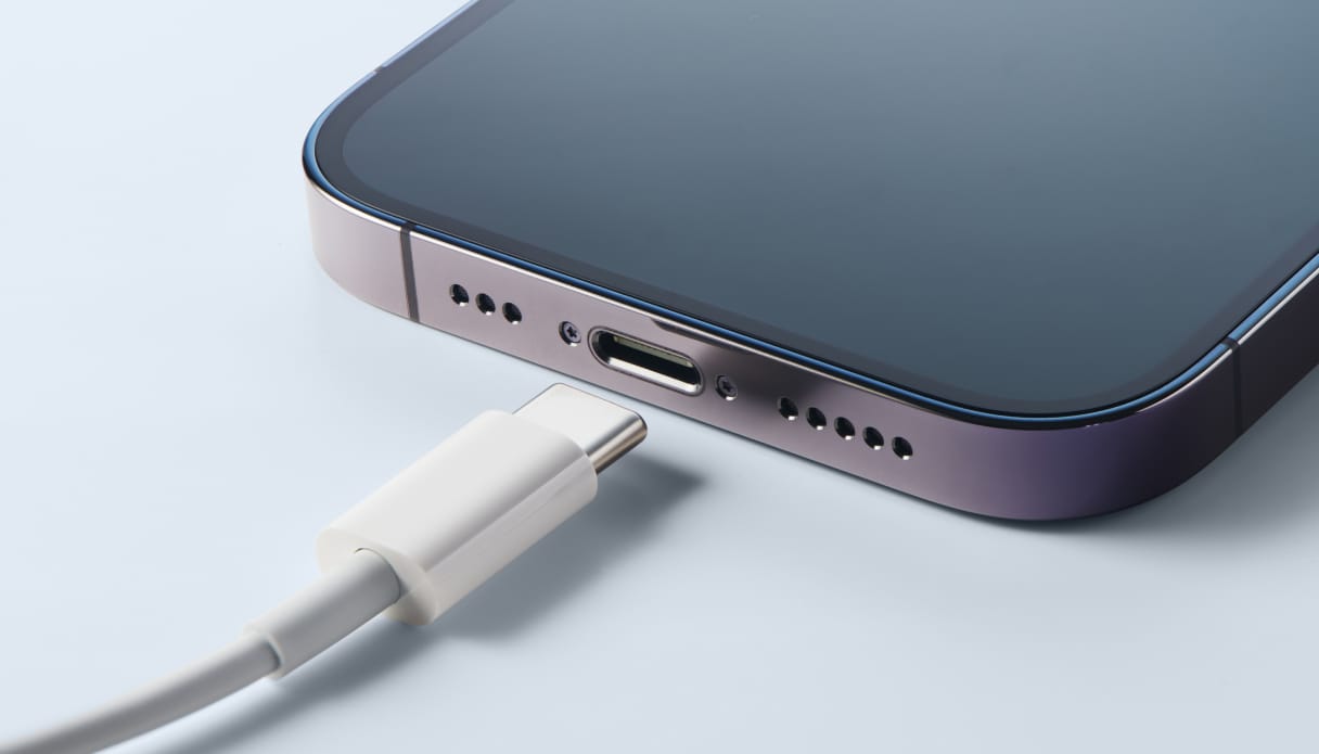 Ingezoomde foto van iPhone USB-C poort en kabel.