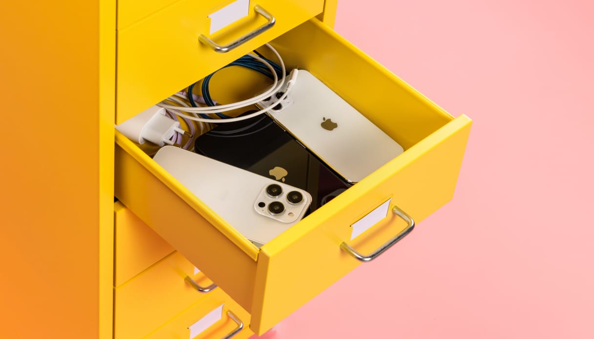 Open lade met meerdere iPhones erin.