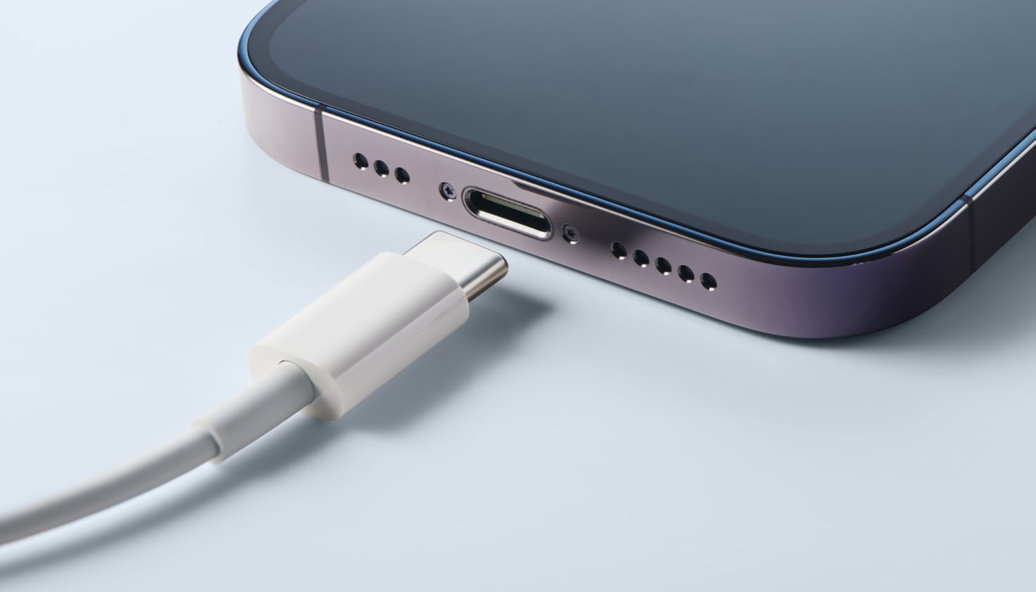 Ingezoomde foto van iPhone USB-C poort en kabel.