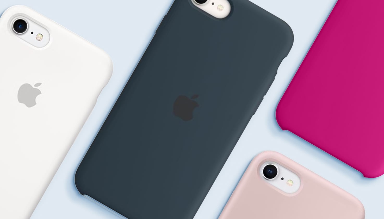 Vier iPhones, met verschillende kleuren hoesjes.