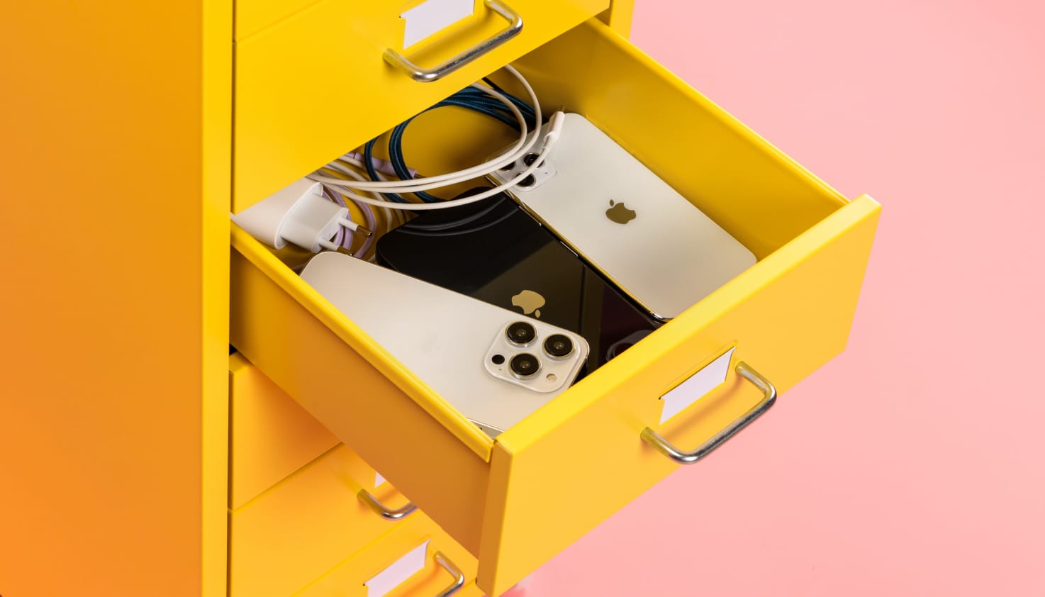 Open lade met meerdere iPhones erin.