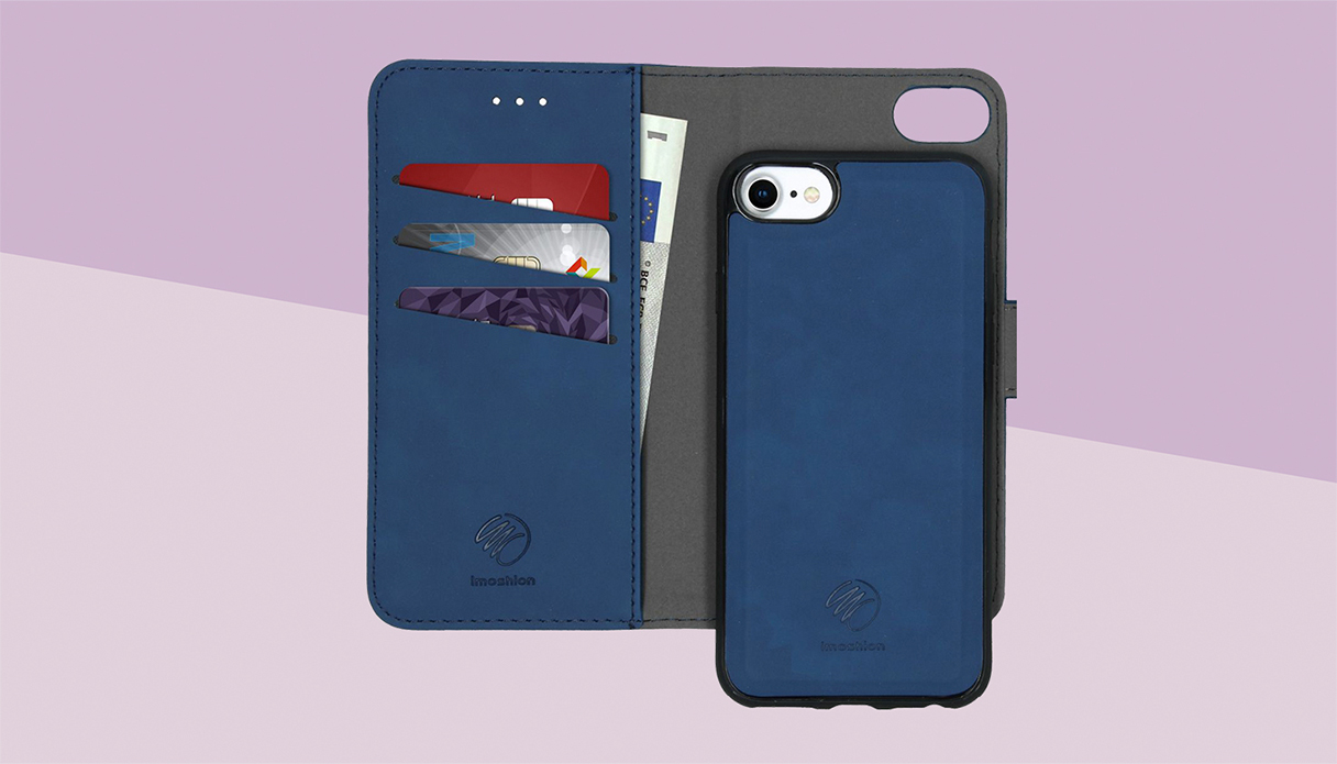 Een donkerblauwe 2-in-1 telefoonhoes op een paarse achtergrond, in het hoesje zitten pasjes en briefgeld.