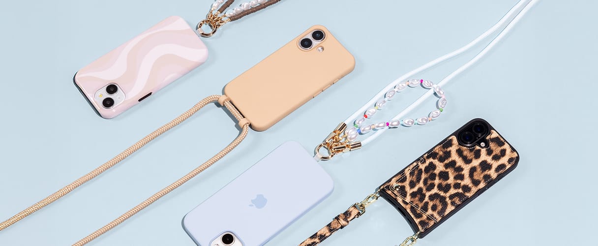 Telefoons met telefoonhoezen en allemaal met telefoonkoord in soorten, maten en kleuren op een lichtblauwe achtergrond.