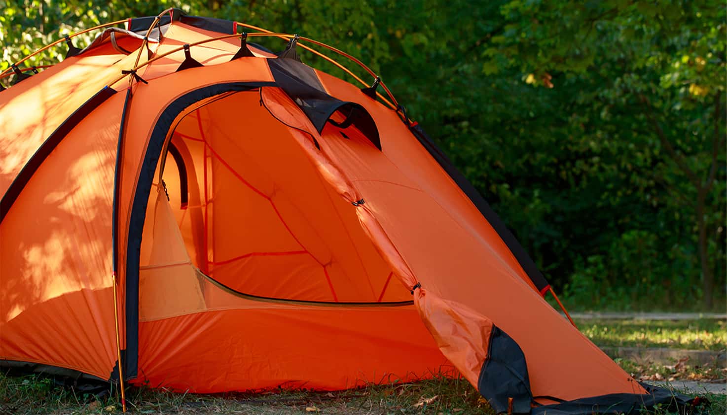Oranje tent staat op de Oranjecamping in Duitsland, de oranje supporters juichen voor de Oranje Leeuwen.