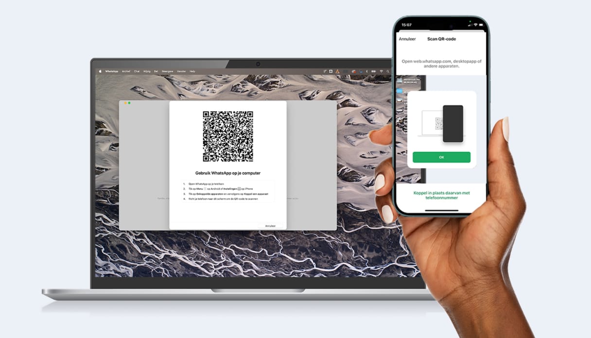 Een telefoon die de QR code op het laptopscherm scant om de telefoon aan WhatsApp op de laptop te koppelen