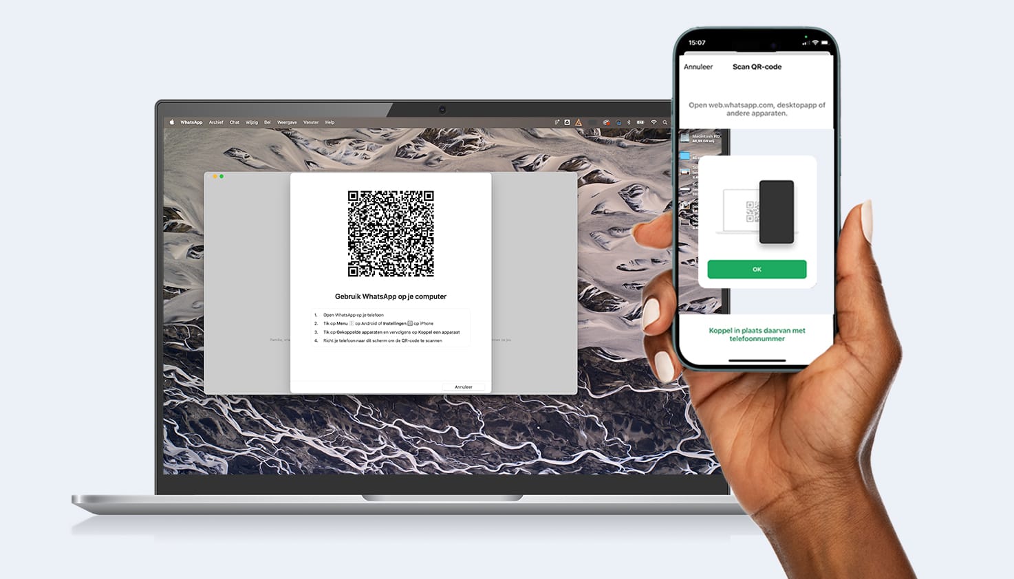 Een telefoon die de QR code op het laptopscherm scant om de telefoon aan WhatsApp op de laptop te koppelen