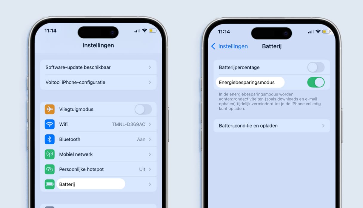 Twee iPhones op lichtblauwe achtergrond: één met de instellingen zichtbaar op "batterij", de andere met "Batterijinstellingen" zoals "Batterijconditie" en "Energiebesparingsmodus"