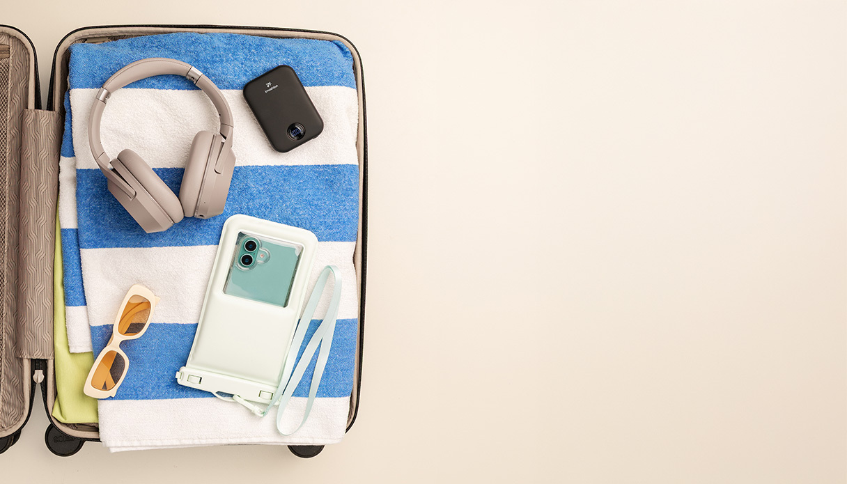 Handbagage koffer met Selencia Urban Play koptelefoon, imoshion Magnetische Powerbank en imoshion waterdichte telefoonhoes.