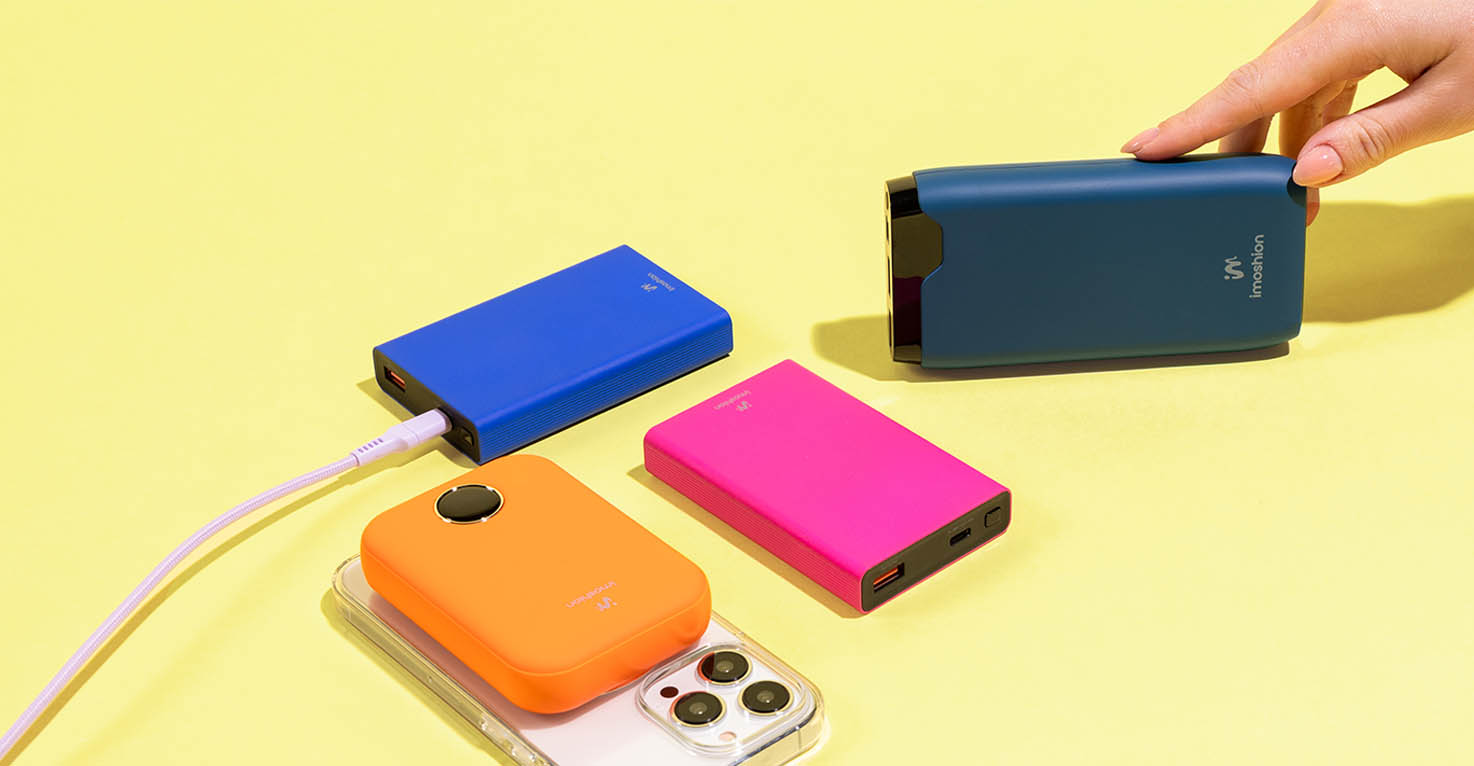 verschillende powerbanks in vrolijke kleuren op een gele achtergrond.