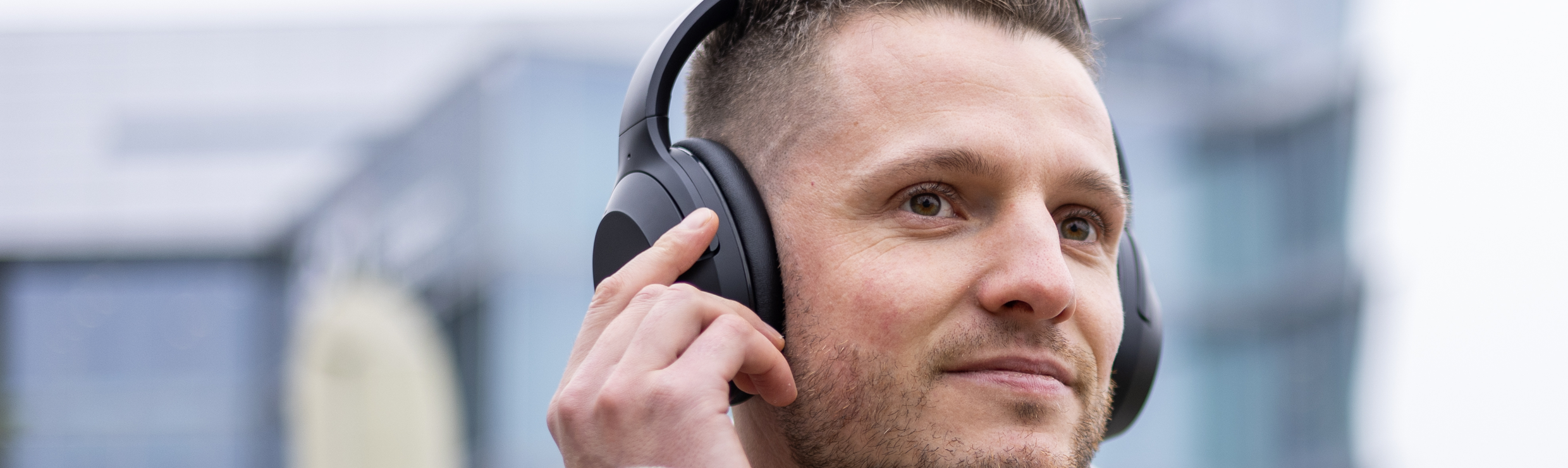 Een man die luistert naar muziek via een koptelefoon.