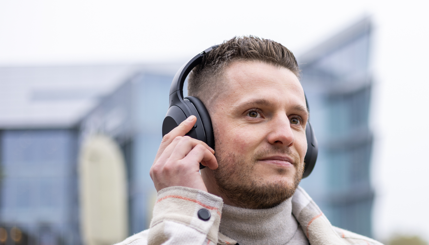 Een man die luistert naar muziek via een koptelefoon.