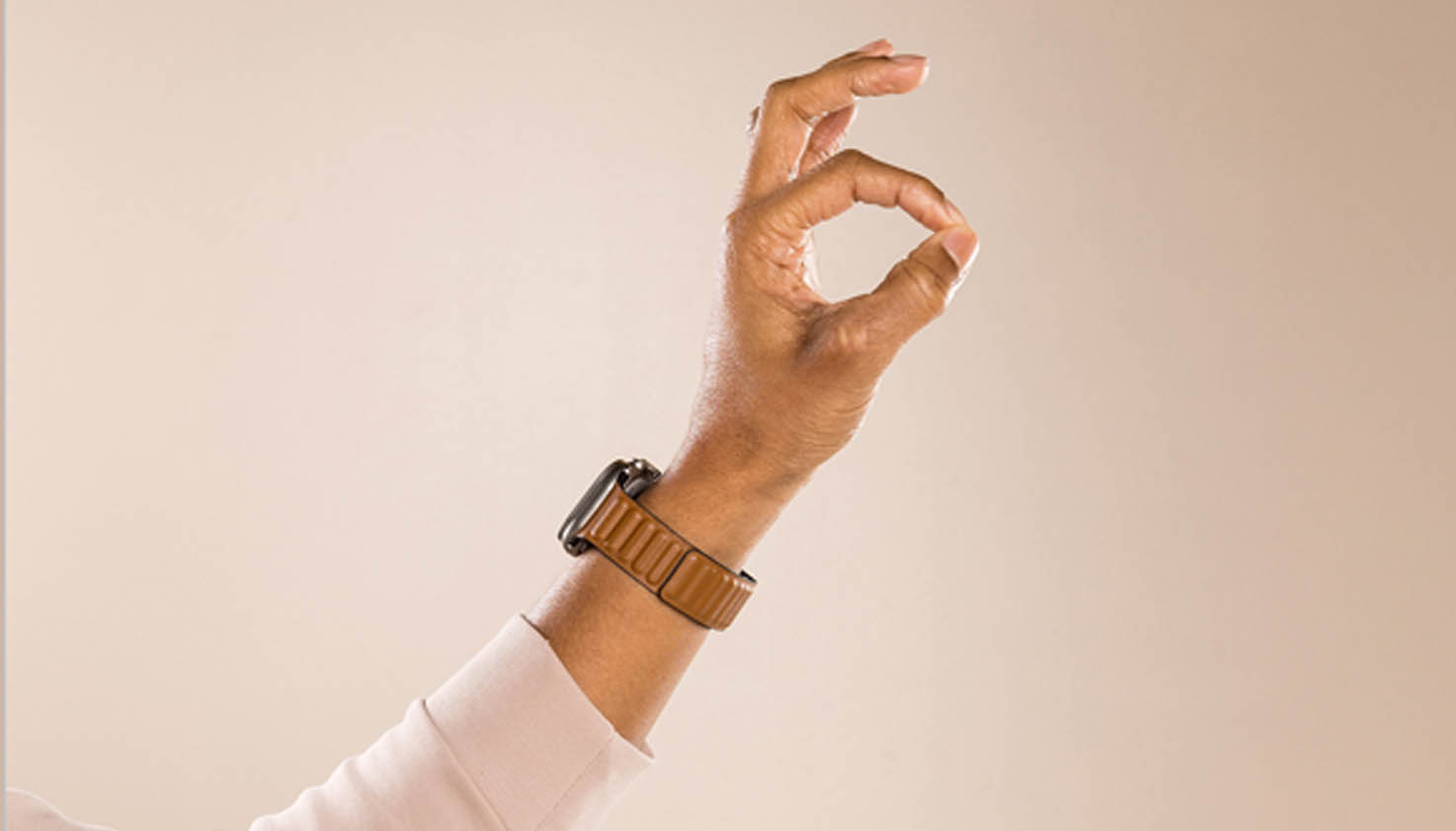 Een arm met Apple Watch die een oke teken geeft.