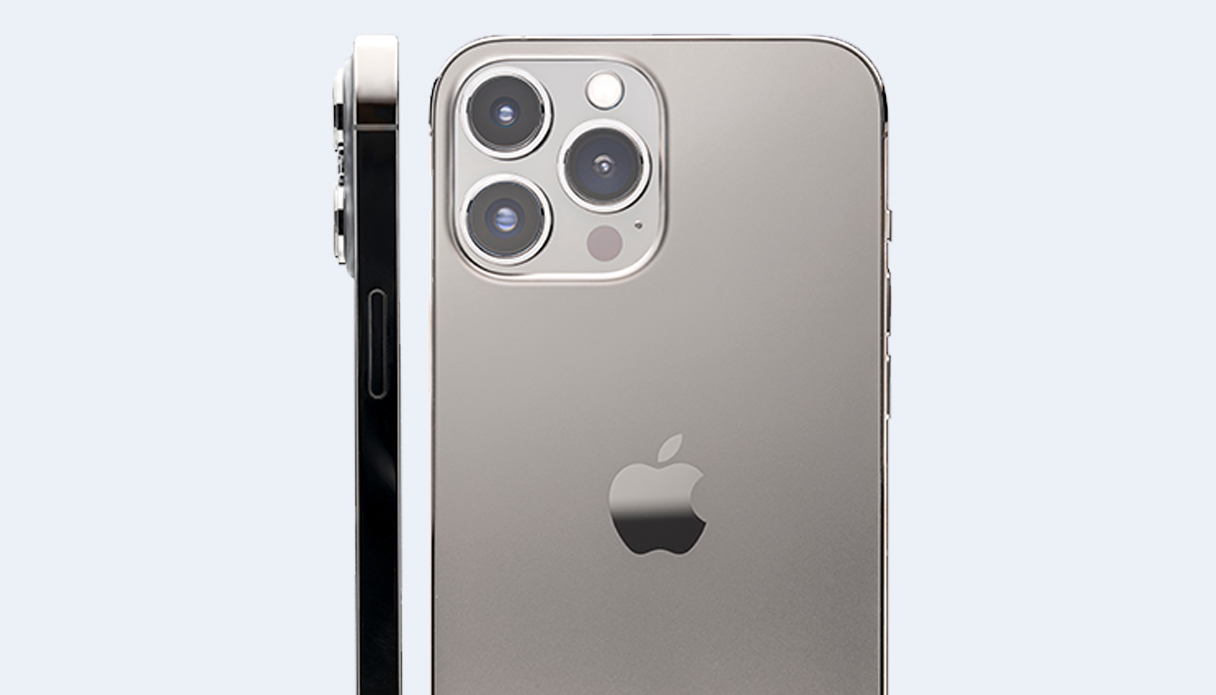  Het iPhone-toestel staat met de achterkant centraal, je ziet ook een iPhone waarvan alleen de zijkant zichtbaar is.