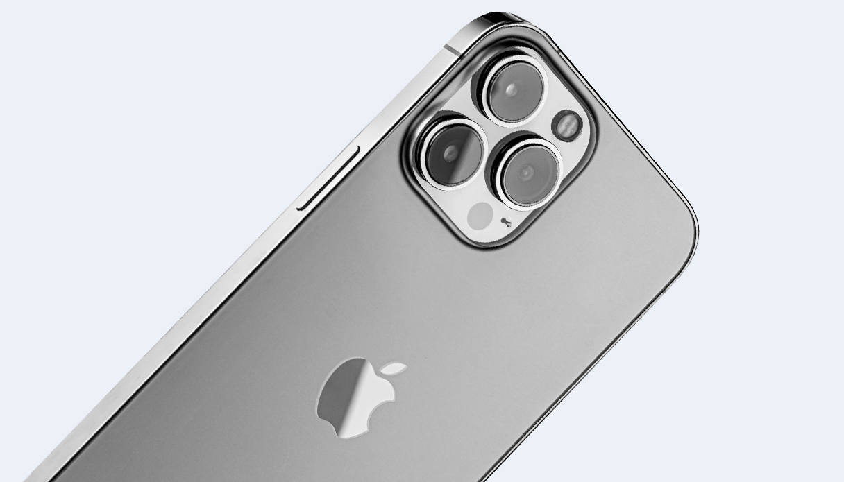 Het iPhone-toestel staat diagonaal in het beeld, de focus ligt vooral op de camera.
