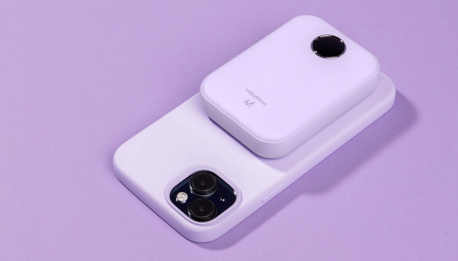 Paars MagSafe powerbank op een paarse telefoonhoes.