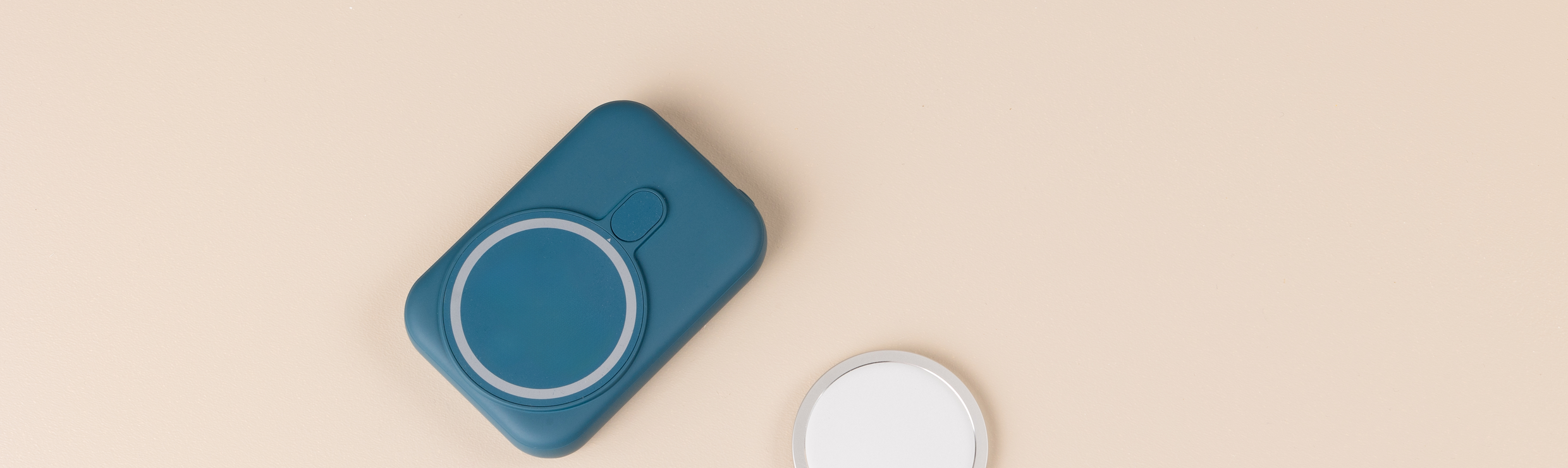 Een MagSafe powerbank en MagSafe oplader naast elkaar.