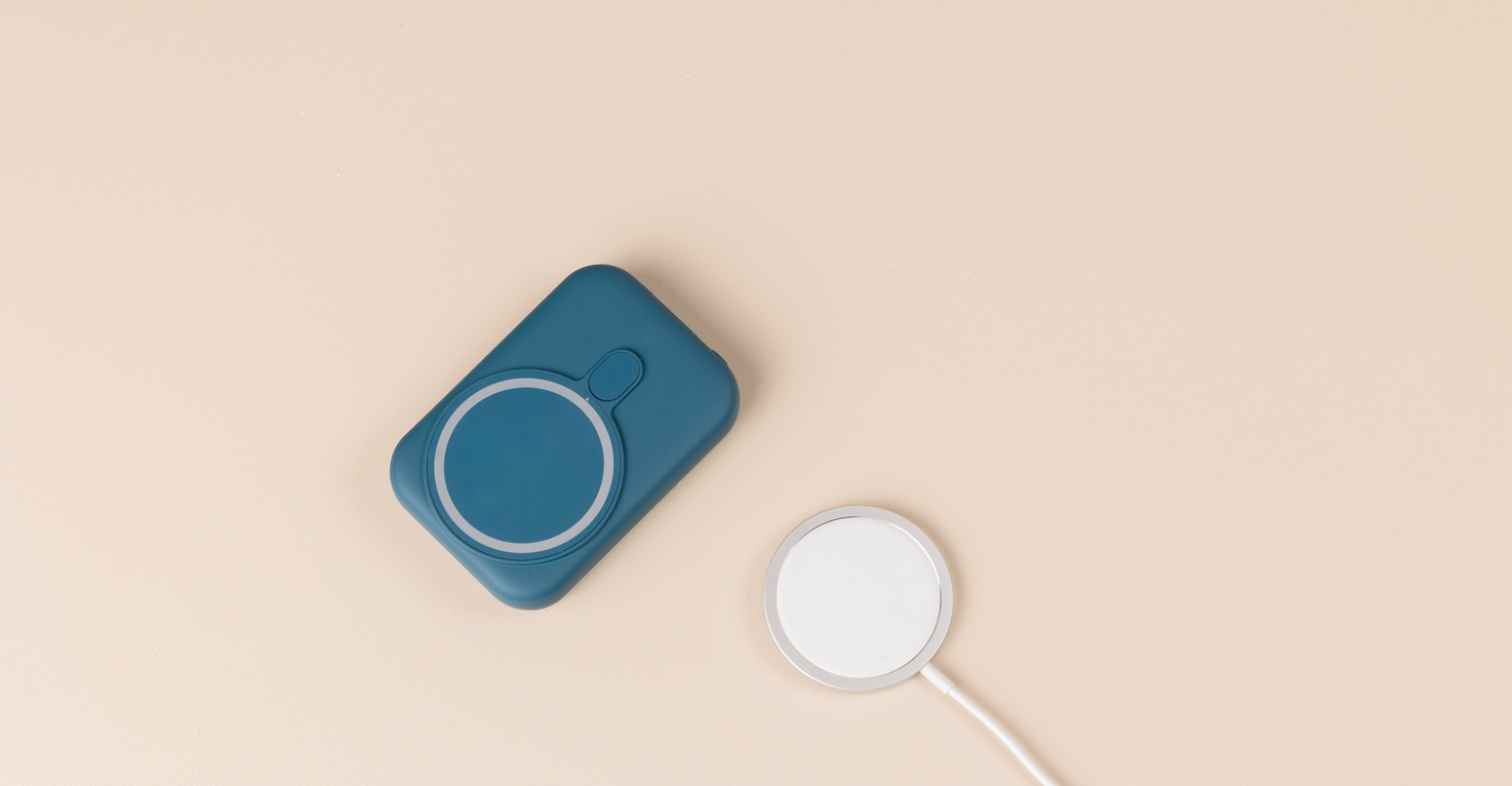 Een MagSafe powerbank en MagSafe oplader naast elkaar.
