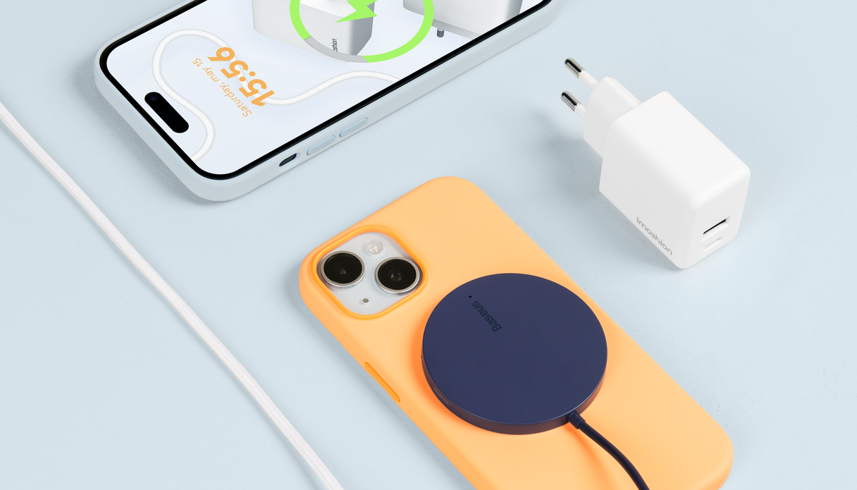 Een MagSafe oplader op een iPhone en een iPhone die aan het opladen is.