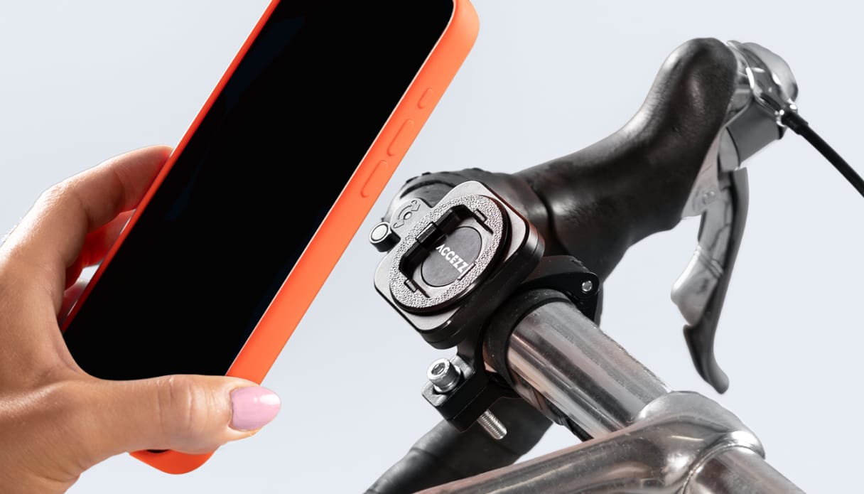 Telefoon wordt op een telefoonhouder met kliksysteem geplaatst