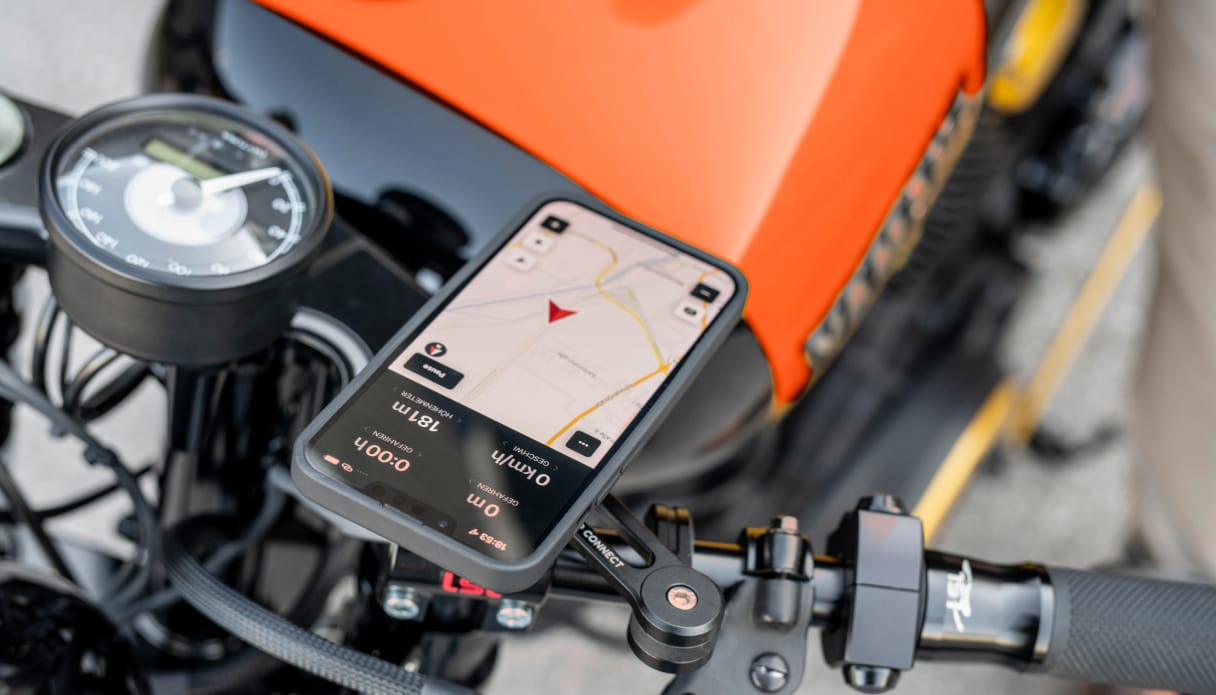 Telefoon in telefoonhouder op een motorfiets