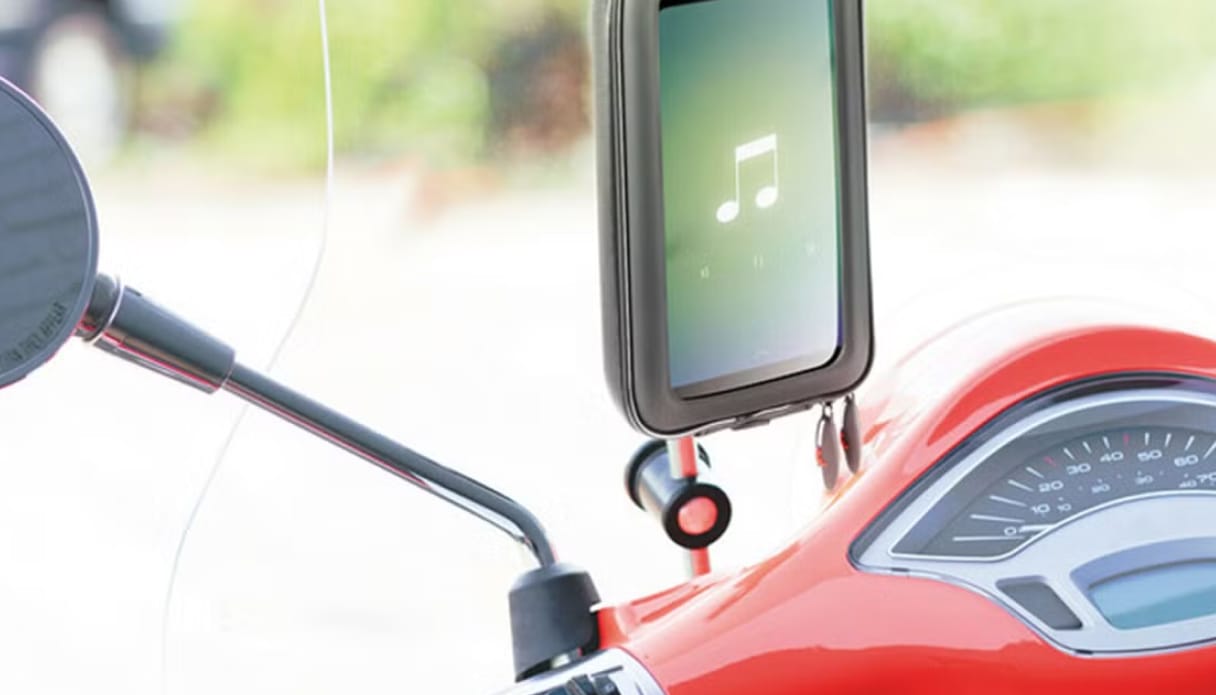 Telefoonhouder windscherm op een rode scooter