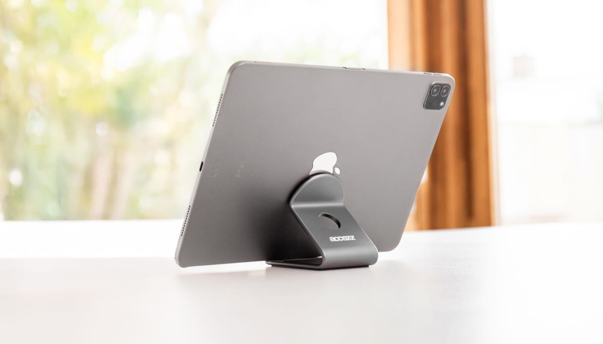 een apple ipad in een zwarte telefoonhouder van het merk Accezz.