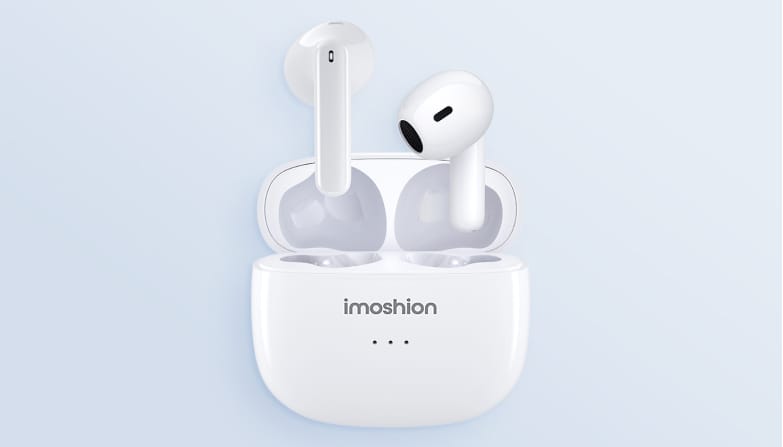 Witte imoshion Aura draadloze oordopjes die boven een open oplaadcase zweven, op een lichtblauwe achtergrond.
