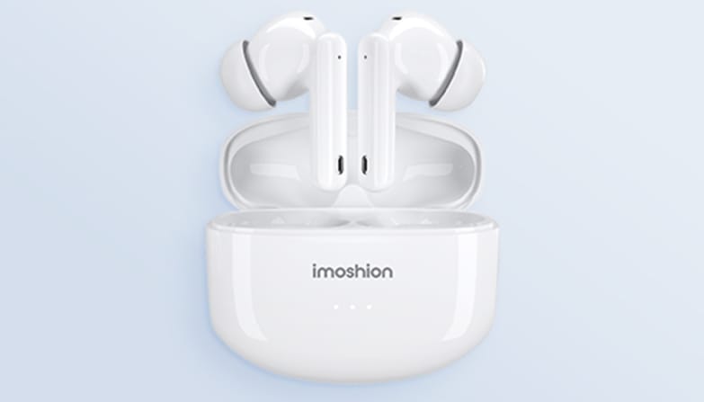 Je ziet witte imoshion Aura in-ear draadloze oordopjes met ANC die uit de oplaadcase zweven, met een lichtblauwe achtergrond.
