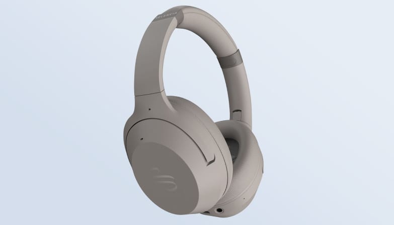 Een zijaanzicht van de Selencia Urban Play draadloze koptelefoon met ANC in de kleur Cosy Gray, op een lichtblauwe achtergrond.