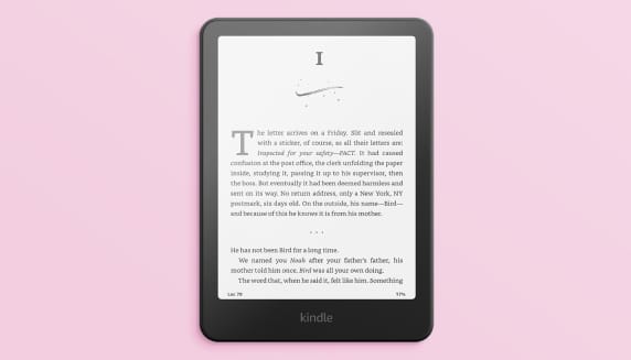 Foto van een amazon kindle op een roze achtergrond.