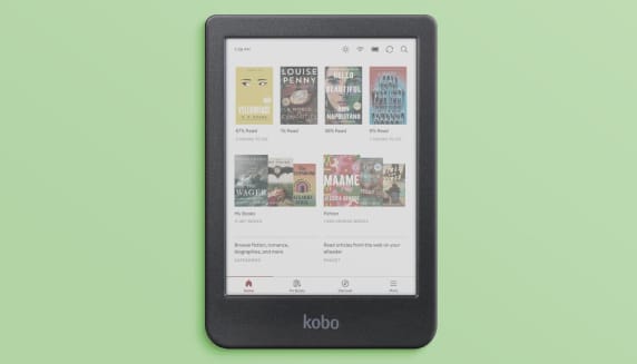 Foto van een Kobo e-reader op een groene achtergrond.